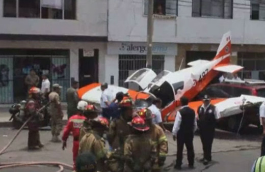 Peru'da uçak caddeye indi! Yaralılar var