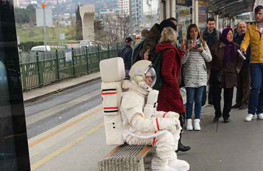 Metrobüsteki astronot sosyal medyayı salladı! Burası özgür bir ülke 