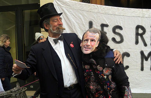 Fransa’da 24 saat grev: Macron'un istifası isteniyor!