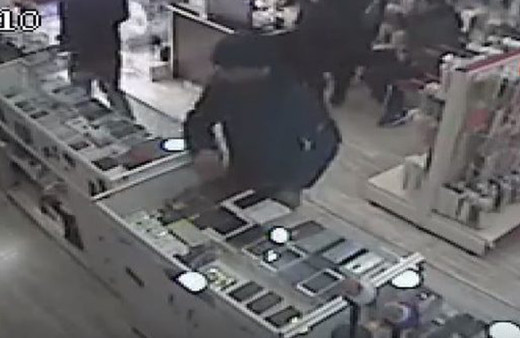 Cep telefonu hırsızı ile iş yeri çalışanının boğuşma anları kamerada