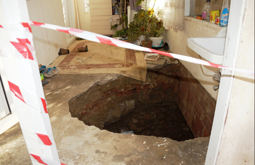 Aydın'da ilginç olay evin içi çöktü çamaşır makinesi il birlikte anne kız düştü 