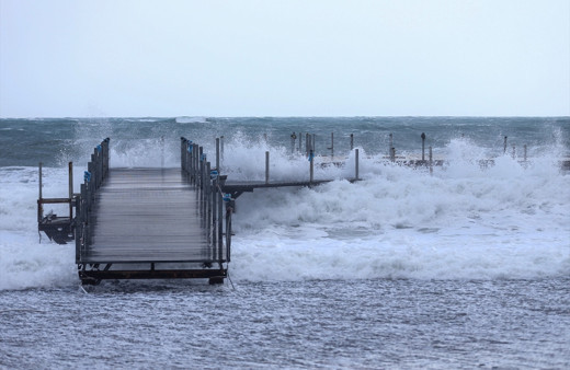 Antalya ve Muğla'da fırtına çatıları ve seraları uçurdu işte son durum