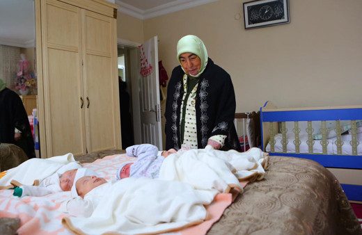 Binali Yıldırım’ın eşi Semiha Yıldırım beşiz bebekleri ziyaret etti!