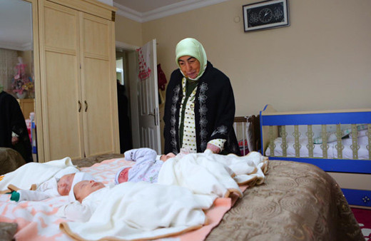 Yıldırım'ın eşi Semiha Yıldırım Türkiye'nin beşizlerini ziyaret etti