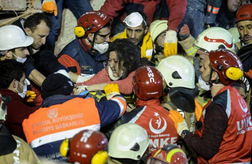 Kartal'da çöken binadan yaralılar çıkarılıyor