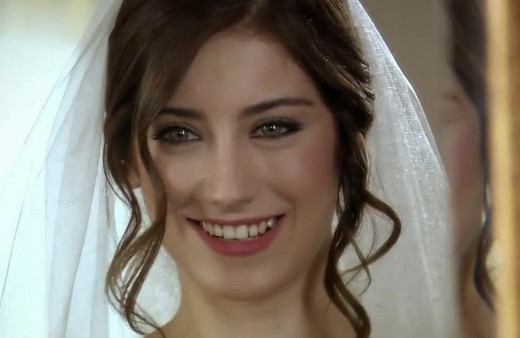 Ali Atay Hazal Kaya yaş farkı kaç eşi Ali Atay kaç yaşında?