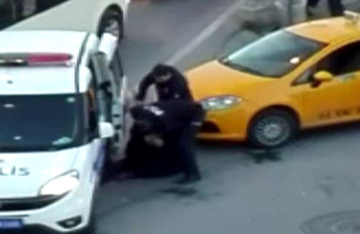 İstanbul'da taksiciyi deli eden müşteri şoför fenalık geçirdi