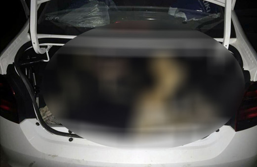 Otomobilin bagajından çıkanı görenler 'Pes artık' dedi