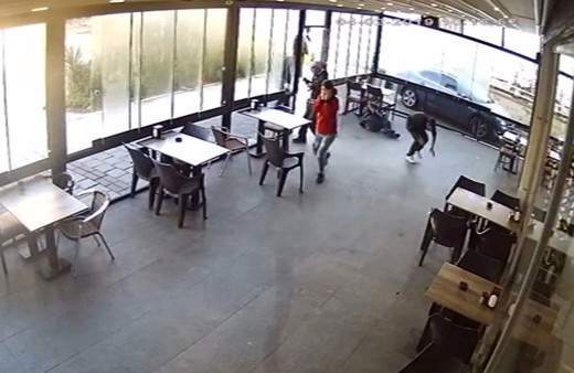 Kovulduğu kafedeki 4 kişiyi vurdu! O anlar kamerada