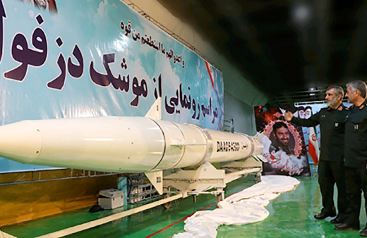 İran yeraltı fabrikasında 1000 km menzilli Dezful füzesini tanıttı