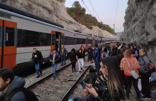 Barselona’da iki tren çarpıştı: Ölü ve yaralılar var!