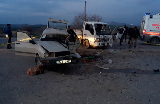 İzmir’de iki araç kafa kafaya çarpıştı: Ölü ve yaralılar var!