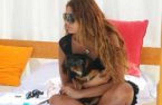 Süreyya Yalçın ve köpeği aynı kafa