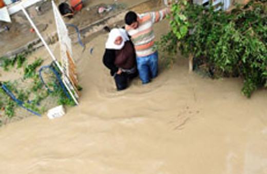 Sağanak yağmur bu ilçeyi felç etti!