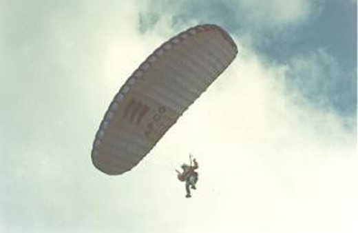Paraşütle atlarken yere çakıldı