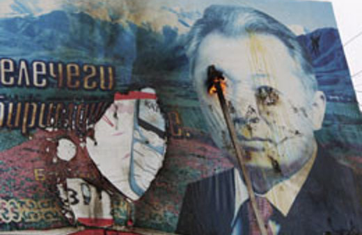 Kırgız Başkanlık Sarayı yağmalanıyor