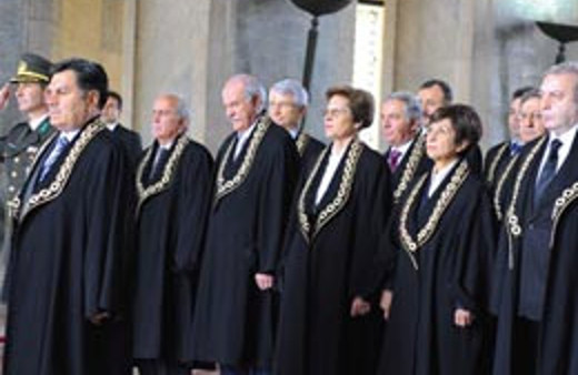 17 AYM üyesi Haşim Kılıç'ın arkasında mı?