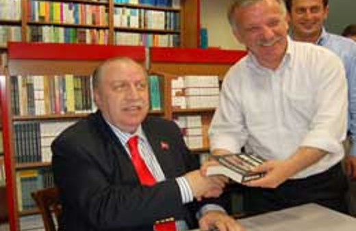Yaşar Okuyan kitap imzaladı