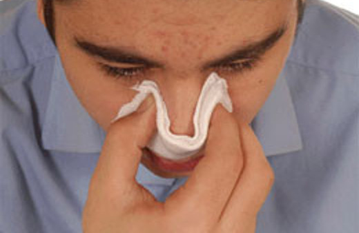 Beyni burnundan aktı