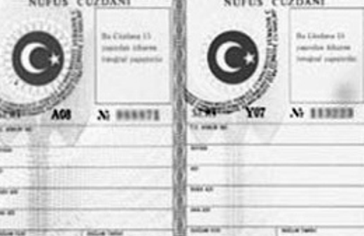 Sahte kimlikle eşinden boşandı