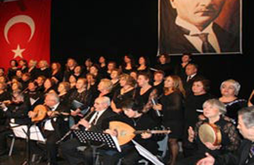 Başörtülü kızı korodan attılar!