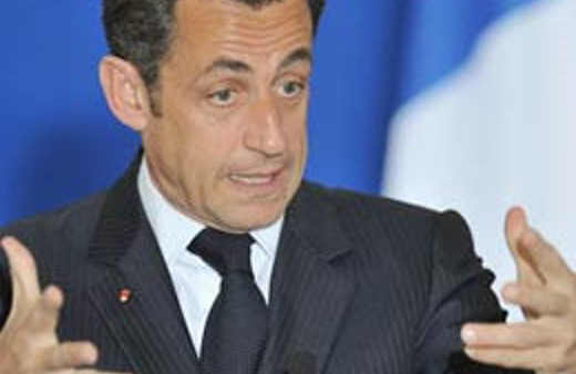 Partisi Sarkozy'e bayrak açtı 