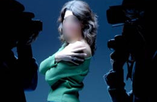 Çıplak poz verince ülkesinden oldu