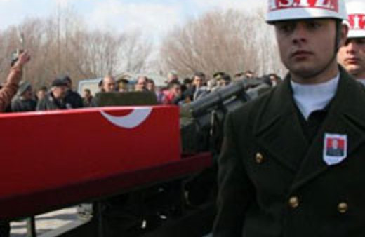 Oyuncak bebeğiyle babasını uğurladı