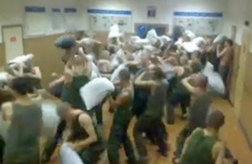 Rus askerlerinden şaşırtan savaş (video)