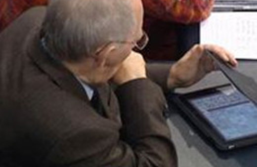 Maliye Bakanı fena yakalandı!