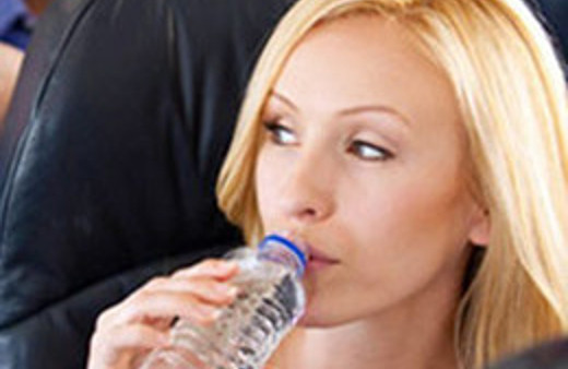 Uçakta su içmek artık yasak!