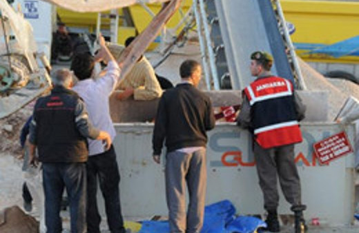 Mikserden dökülen harç tır devirdi