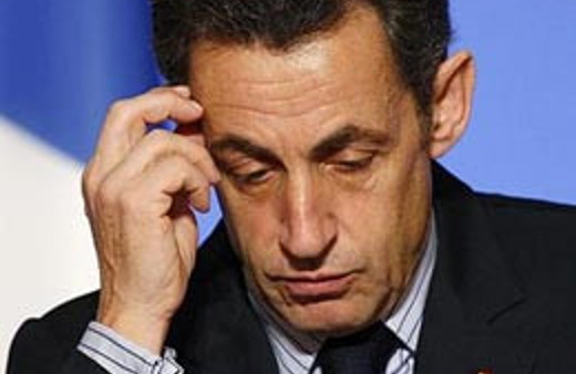 Sarkozy'e beklenen darbe geldi