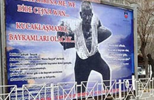 Diyarbakır'da Kürtçe Çanakkale afişi 