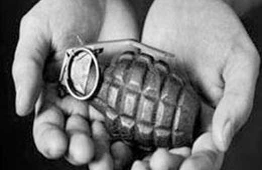 Bombayı karakola kendi eliyle taşıdı!