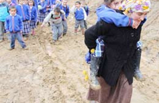 Anne sırtında taşımalı eğitim