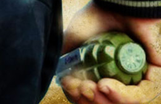 Belediye işçisinin elinde bomba patladı