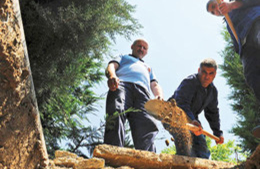 Günleri mezar kazmakla geçiyor