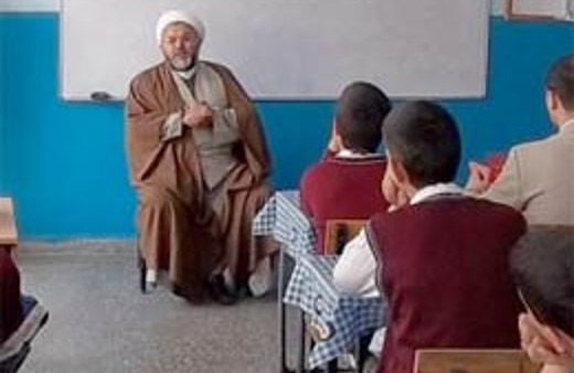 Okuldaki sarıklı imam Türkiye'yi karıştırdı