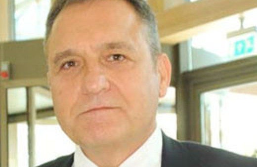 Öğrenciler için makam aracını sattı