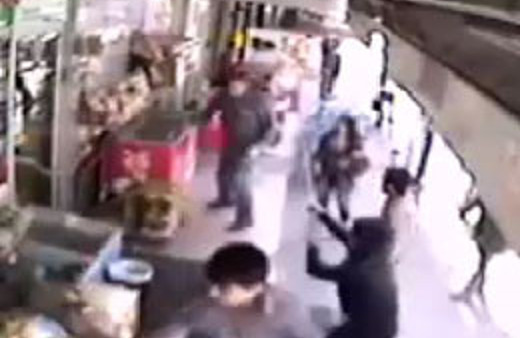 Baltalarla markete saldırdılar