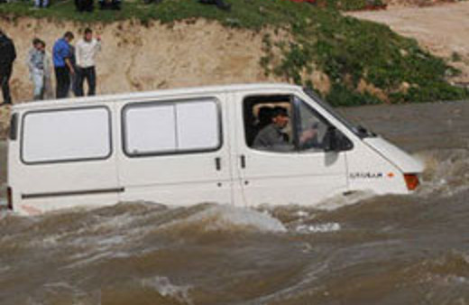 Minibüsle çaydan geçmeye kalktılar