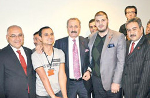 Bakanın önüne atladı, evi kaptı!