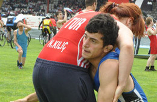 Kadın güreşti erkeği yere çarptı!