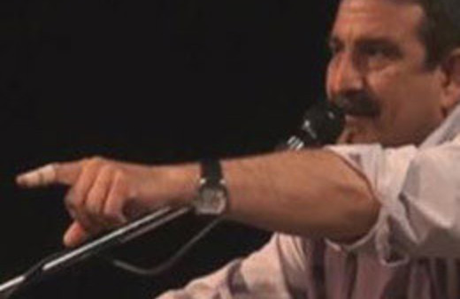 Bir anda türkü söylemeyi bıraktı ve...