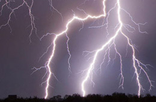 Yıldırım düştü 4 öğrenci yaralandı!