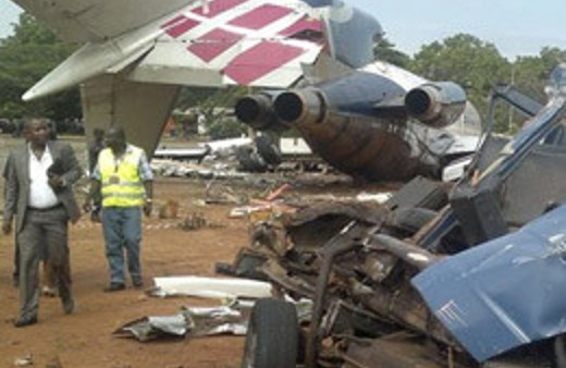 Uçak binaya çarptı: 150 ölü!