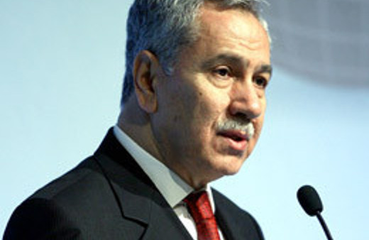 Arınç mikrofonun açık olduğunu unutunca...