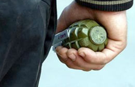 Çöpten el bombası ve üniforma çıktı