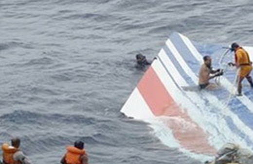 Uçak pilotla hostesin oynaşmasından düştü